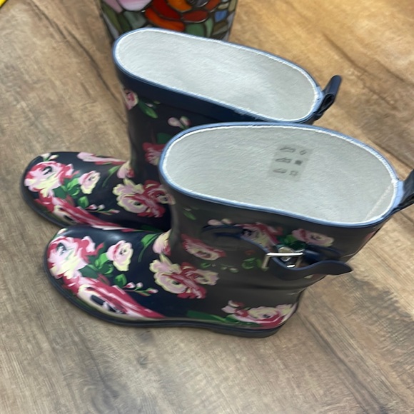 Women’s Rain Boots - Picture 3 of 6